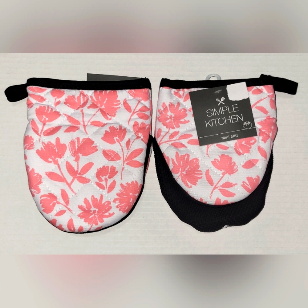 2 Piece Pink/White Floral Mini Oven Mitts